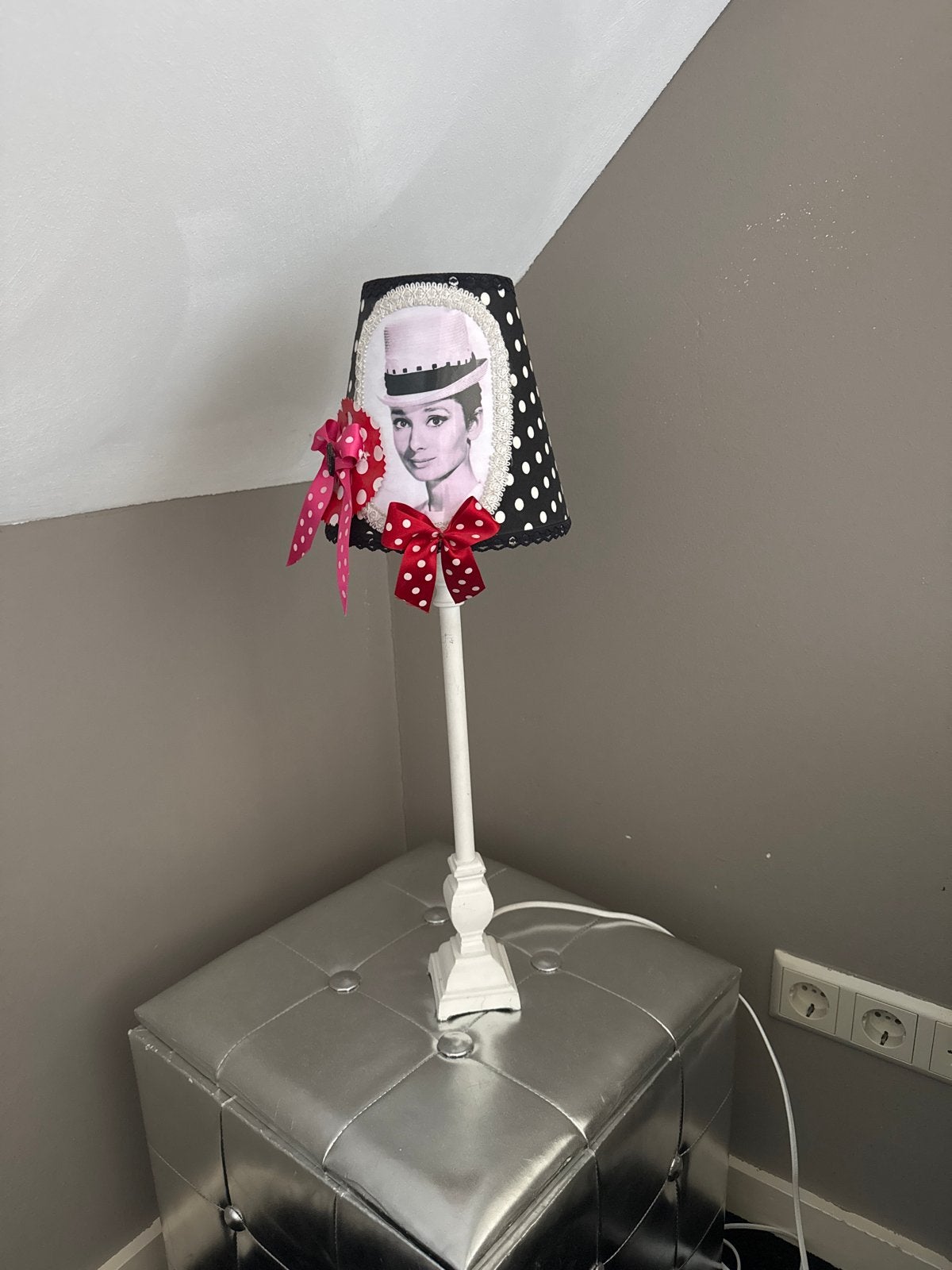 Tafellamp Audrey Hepburn Stijl - Zwart/Wit met Rode Accenten, Huis en Inrichting, Overige merken, Gebruikt, Zwart, Textiel