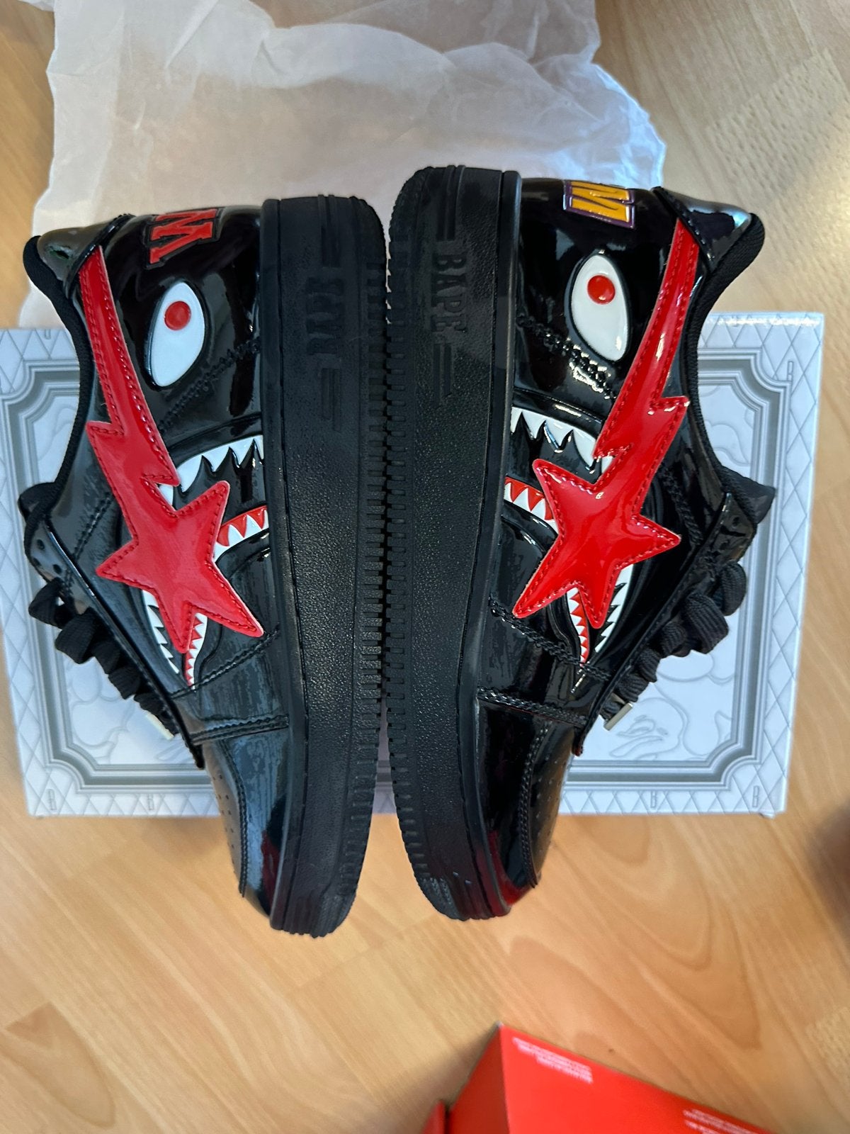 BAPE STA Low M1 'Shark' sneakers - Zwart/Rood, Ophalen of Verzenden, Nieuw, Zwart, Sneakers of Gympen