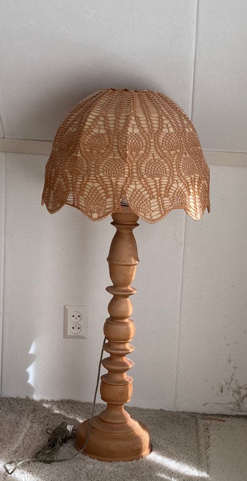Vintage lamp met handgedraaide houten poot, Ophalen, Gebruikt