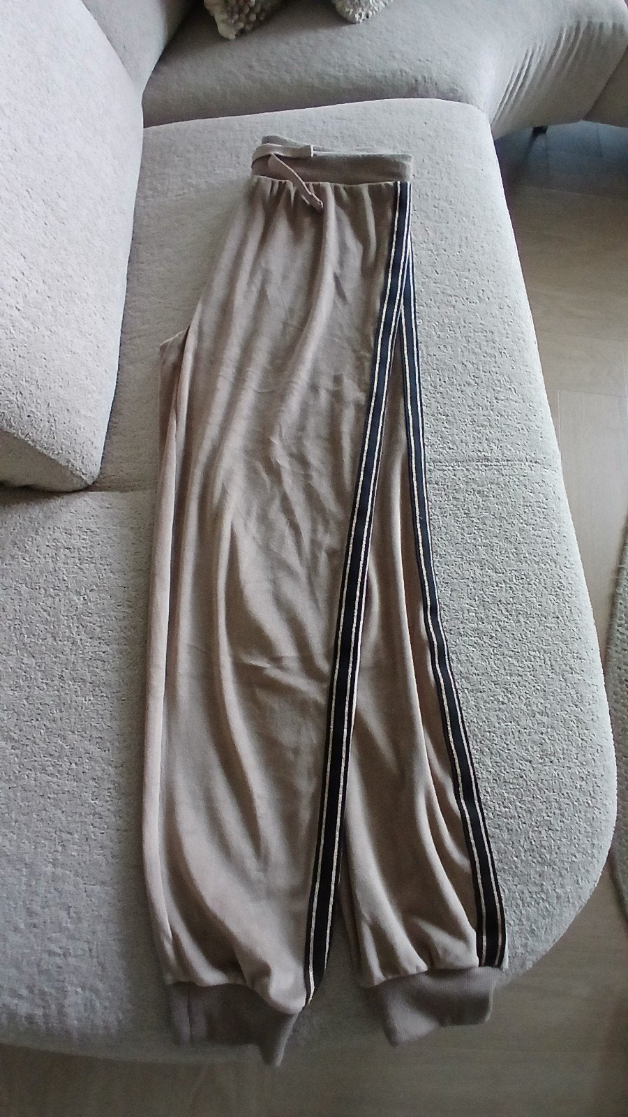 Comfortabele beige joggingbroek met strepen, maat L, Ophalen of Verzenden, Gedragen, Maat 42/44 (L), Beige
