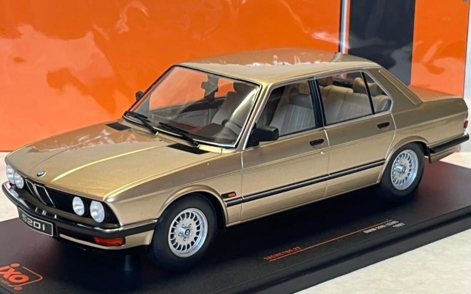 1:18 BMW 520i ( E28) uit 1987 Goud metallic IXO Models, Hobby en Vrije tijd, Modelauto's | 1:18, Ophalen of Verzenden, Nieuw, Auto