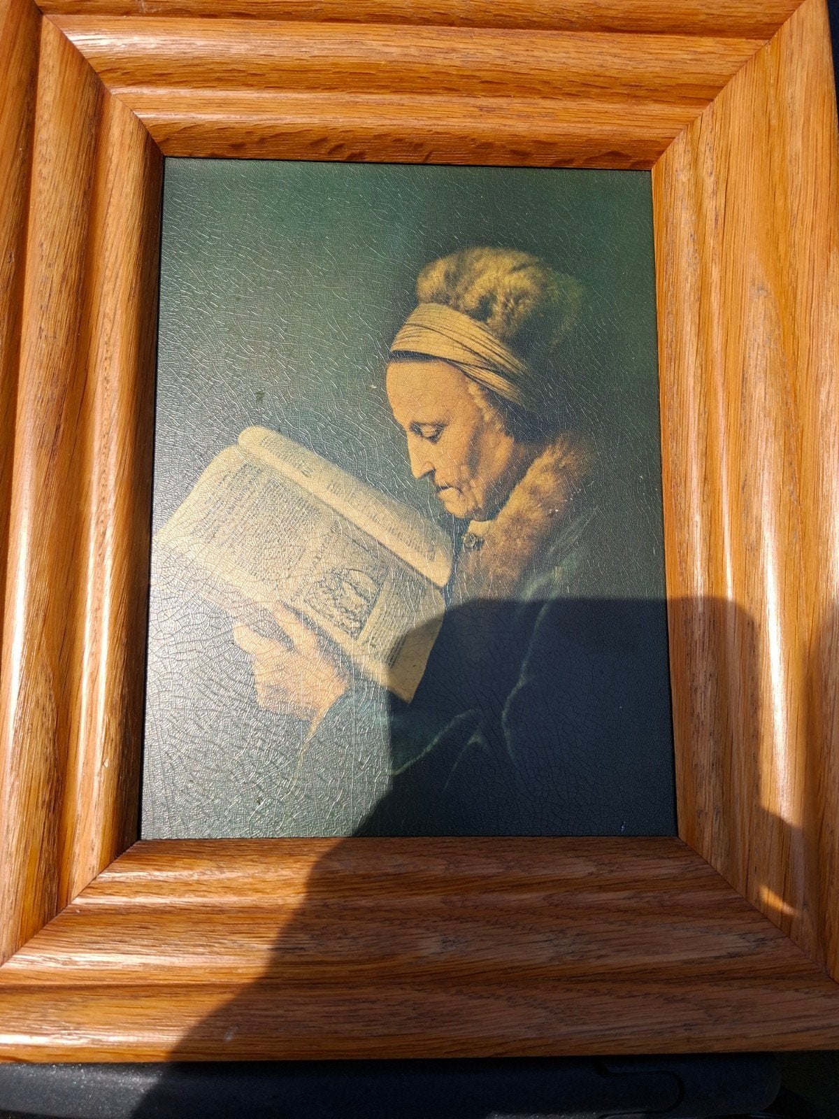 Klassiek schilderij: Lezende vrouw in houten lijst, Ophalen of Verzenden