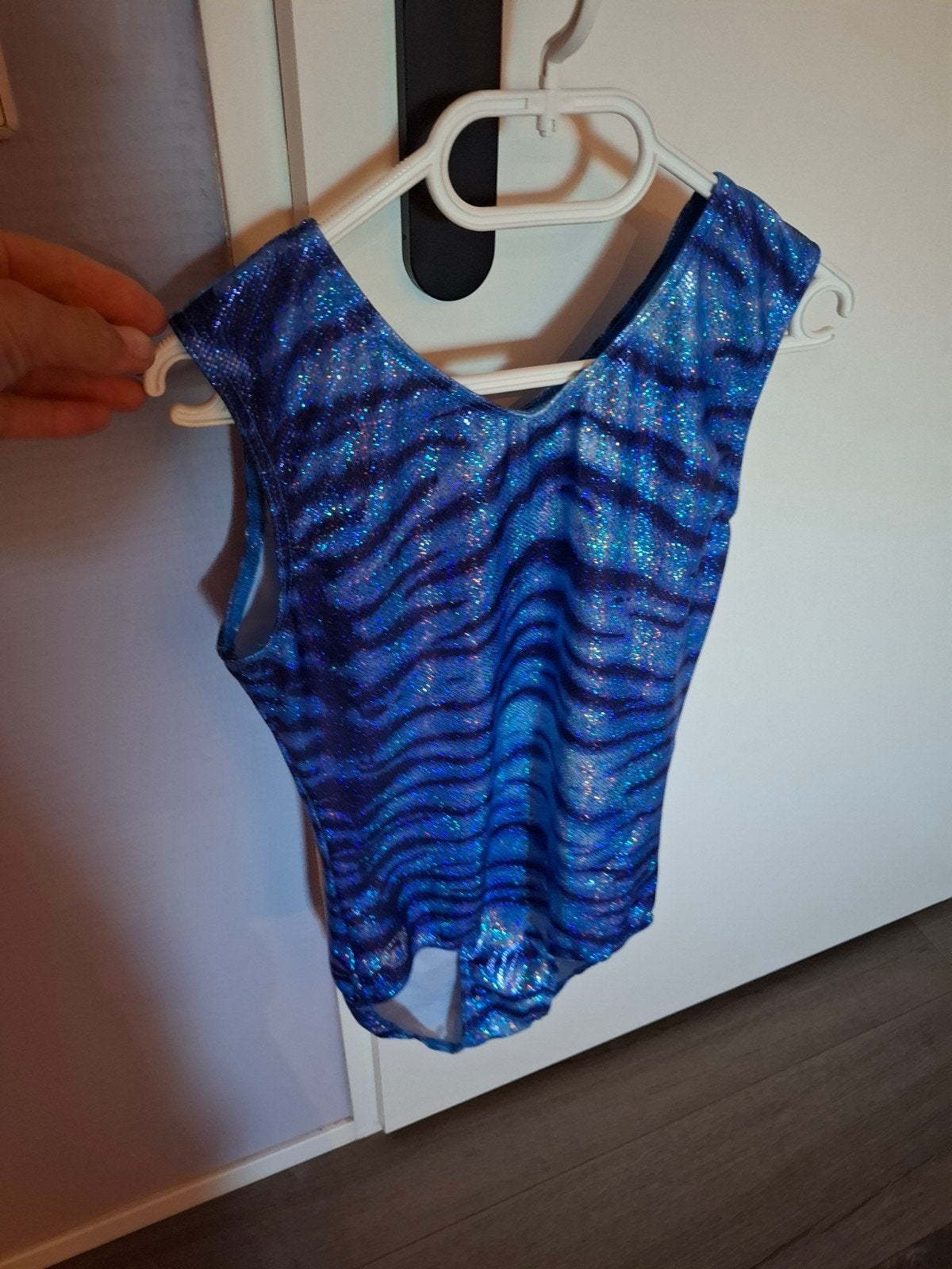 Gestreept glitter turnpakje (panterprint) | maat 164, Gebruikt, Blauw, Ophalen of Verzenden, Turnpak(je)