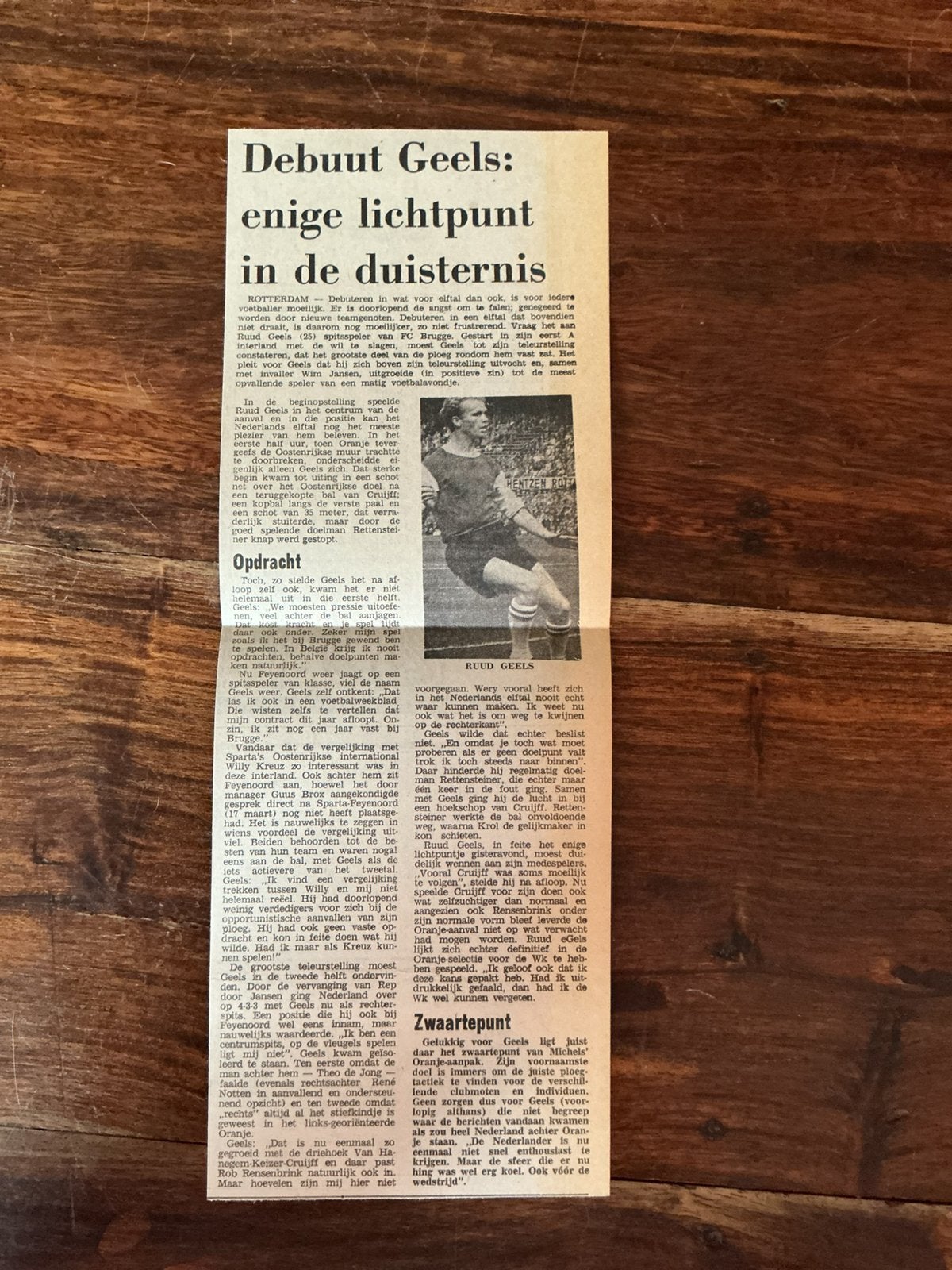 Voetbal krantenartikel Ruud Geels debuut Nederlands elftal, Verzamelen, Tijdschriften, Kranten en Knipsels, Knipsel(s), Ophalen of Verzenden