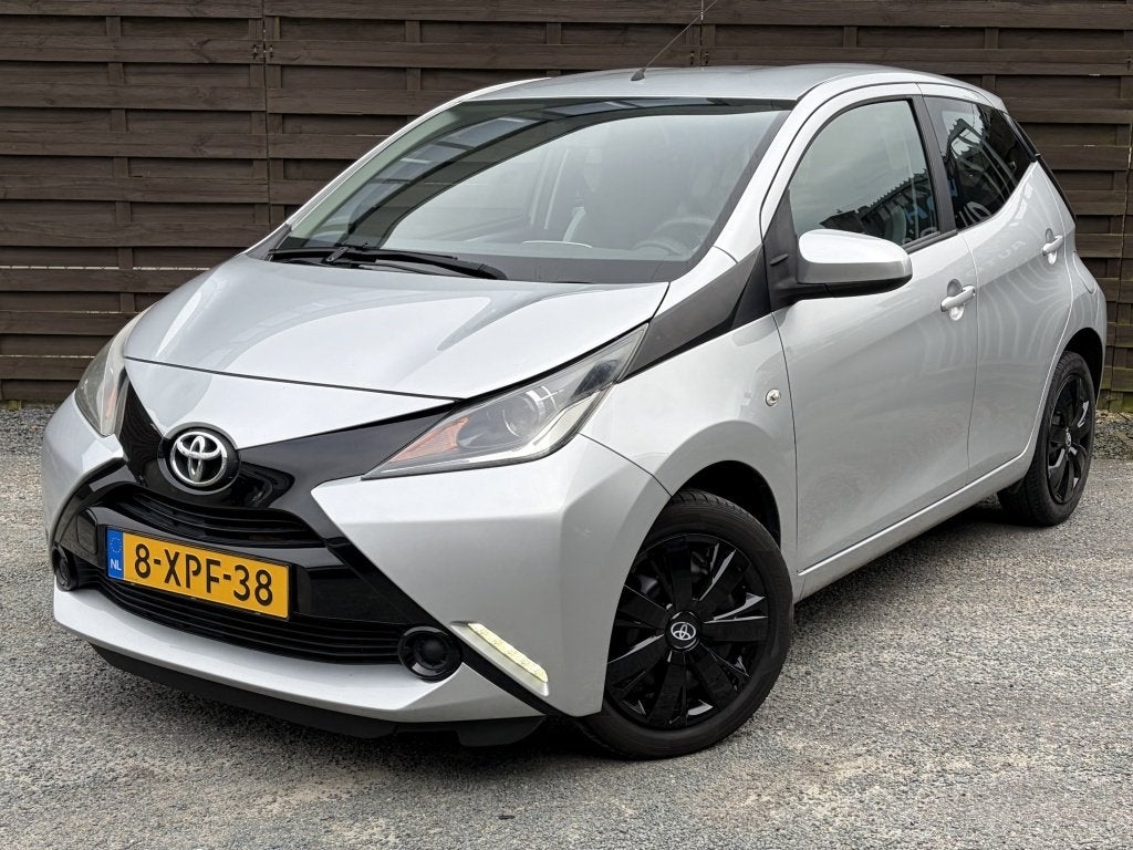 Toyota Aygo 1.0 VVT-i x-play / AC / CAMERA / GR.SCHERM / NAP, Voorwielaandrijving, Euro 5, Gebruikt, 4 stoelen