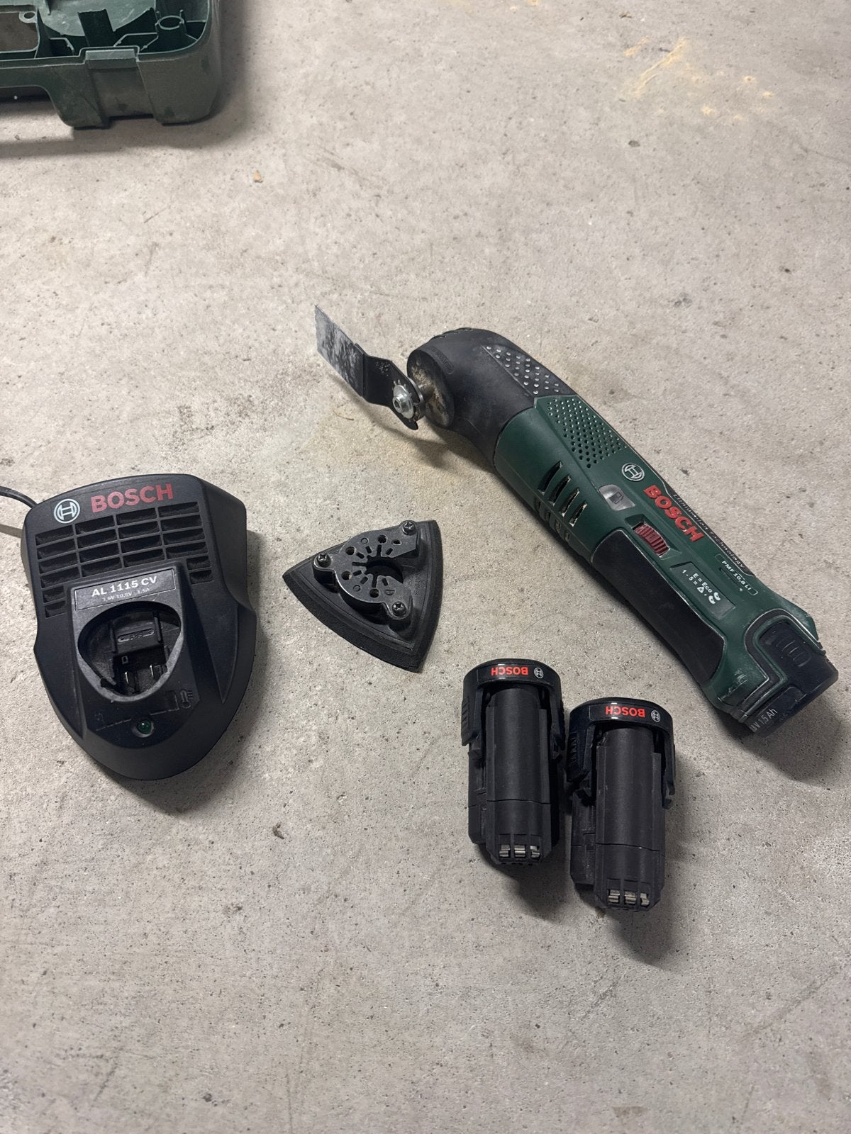 Bosch PMF 10,8 LI Multitool met lader en 2 accu's, Ophalen of Verzenden, Gebruikt