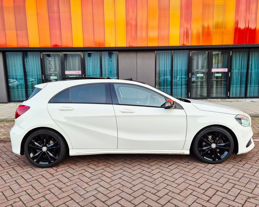 Mercedes-Benz A-Klasse met PANO AMG Pakket 180pk, Auto's, Voorwielaandrijving, Zwart, 4 cilinders, Wit