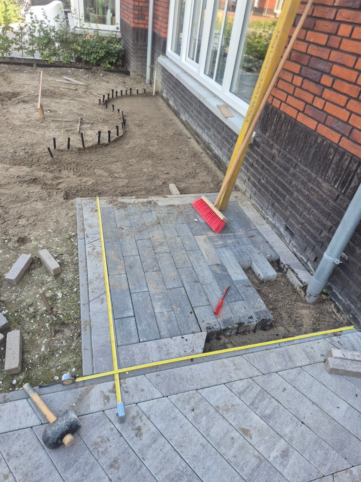 Straatwerk grijs/zwart met beige rand, Tuin en Terras, Ophalen, Gebruikt, Beton, Klinkers