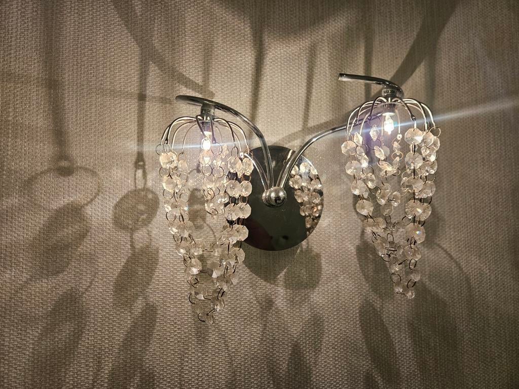 Wandlamp met kristallen hangers - Spoed gezocht!, Ophalen of Verzenden, Gebruikt, Glas, Modern, Glamour, Kristal