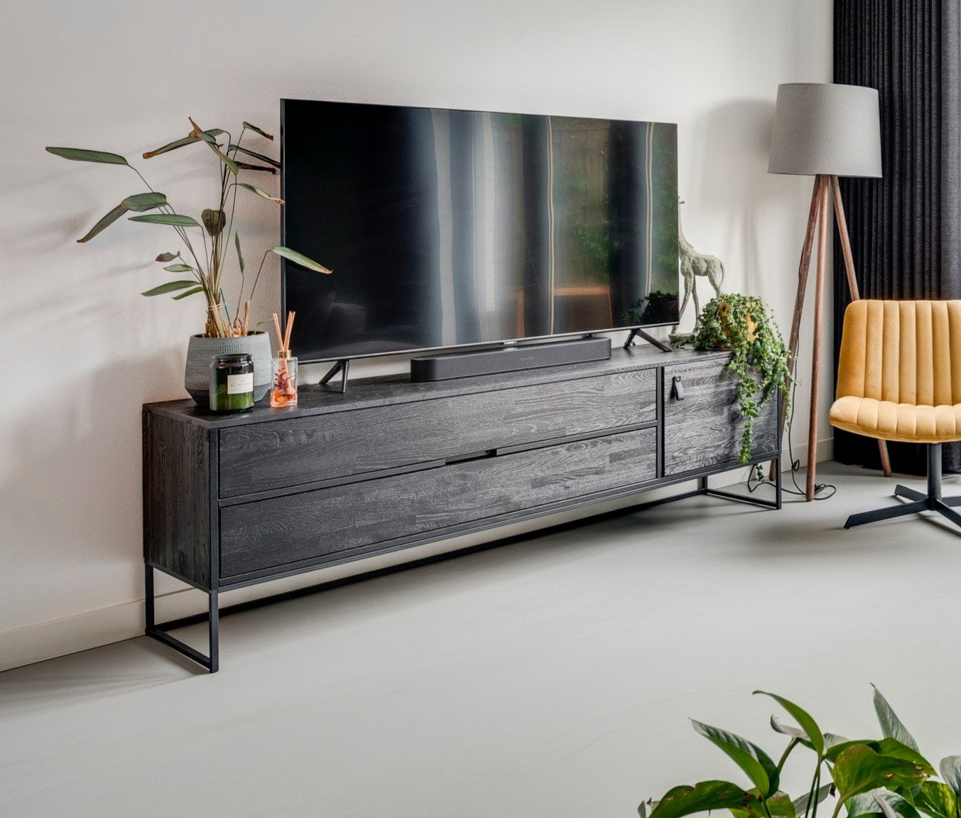 WOOOD Silas zwart TV meubel 180 cm breed met lades en deur, Huis en Inrichting, Kasten | Televisiemeubels, Ophalen, 150 tot 200 cm