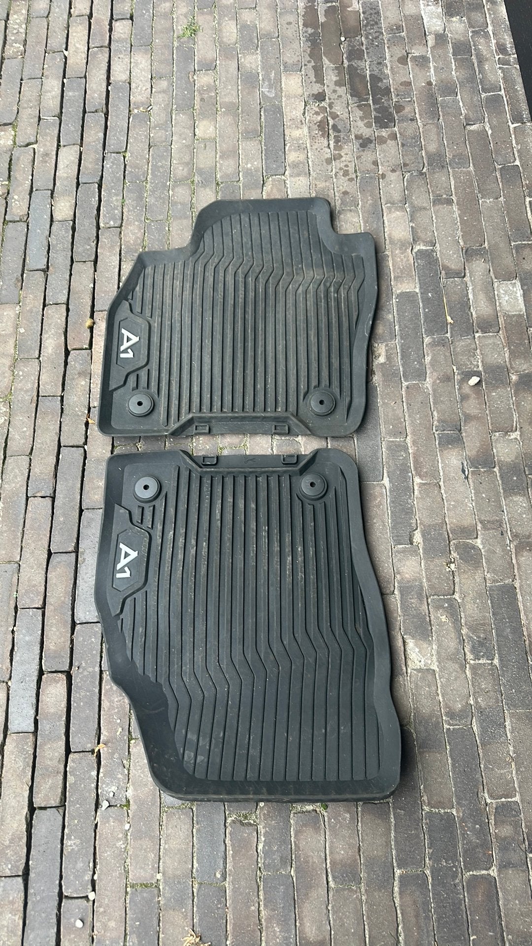 ORIGINELE  AUDI A1 RUBBER AUTOMATTEN, Ophalen, Zo goed als nieuw