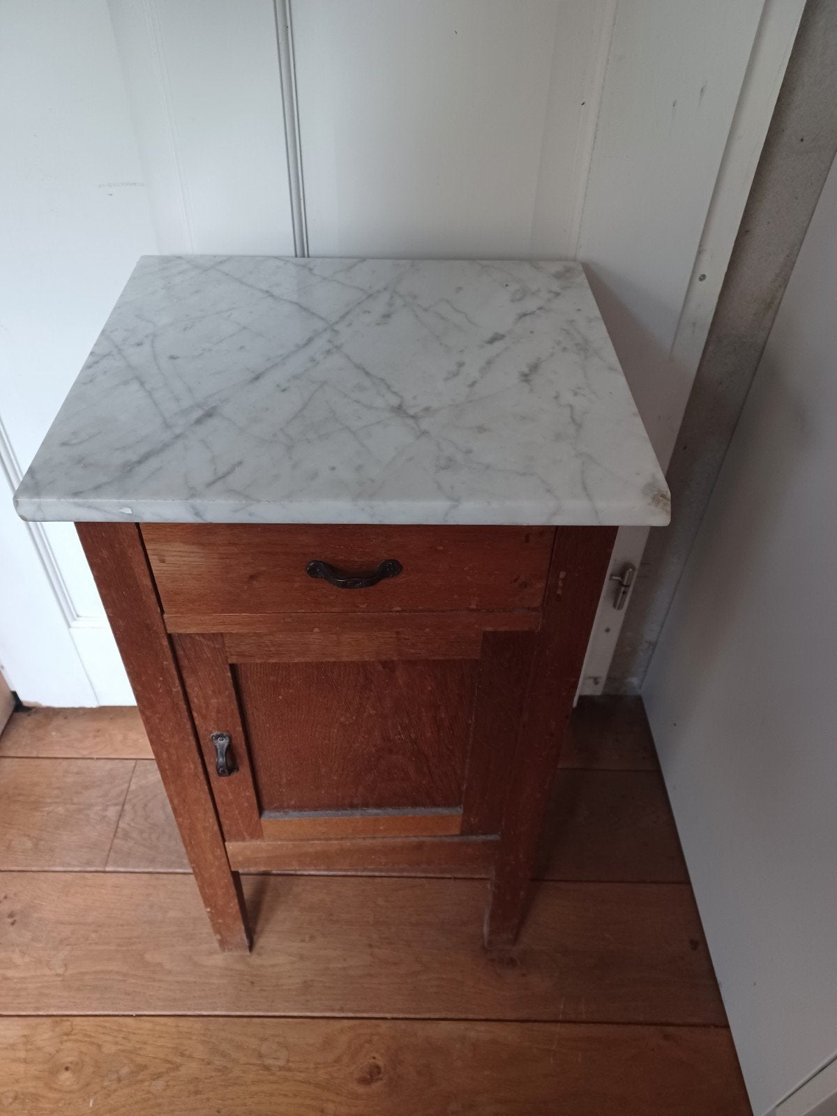 Nachtkastje marmer met lade, hout, Huis en Inrichting, Ophalen, Gebruikt, 55 tot 70 cm, 45 tot 65 cm