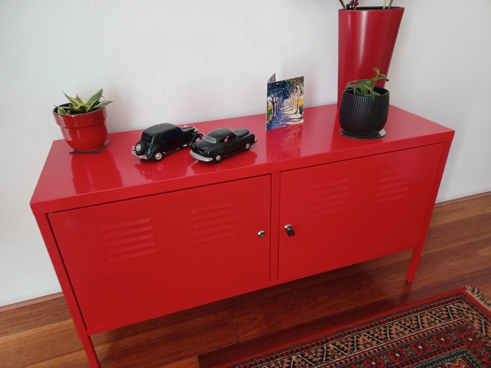 Rode metalen kast met 2 deuren en planken ikea, Ophalen, Gebruikt, 100 tot 150 cm, Modern, Industrieel