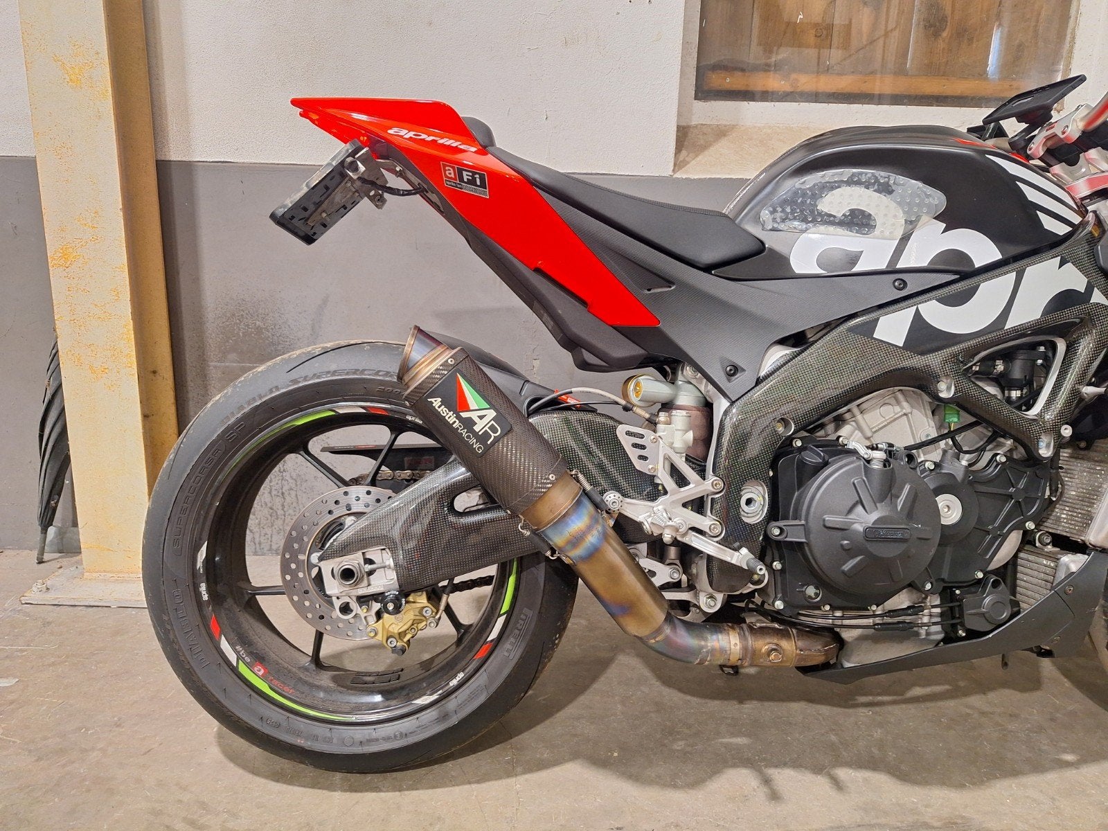 Foto 4 van DIKSTE Aprilia Tuono V4 APRC Hyper Naked carbon RSV4 MT09