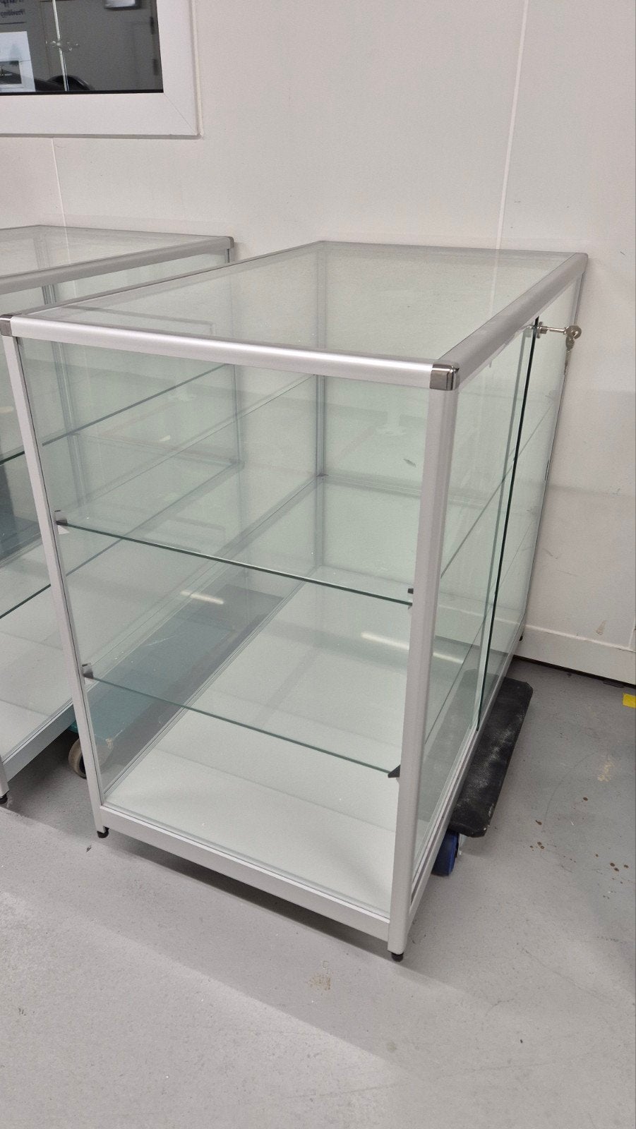 Diverse vitrines - Glazen displaykasten