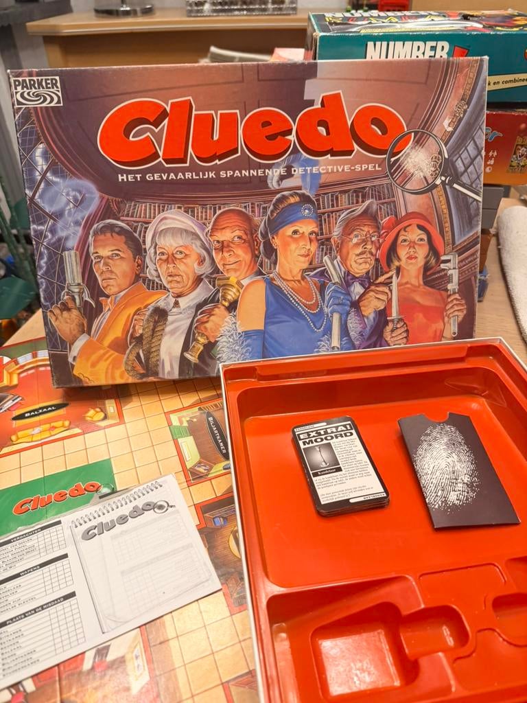Cluedo zgan, Hobby en Vrije tijd, Gezelschapsspellen | Bordspellen, Ophalen of Verzenden, Zo goed als nieuw