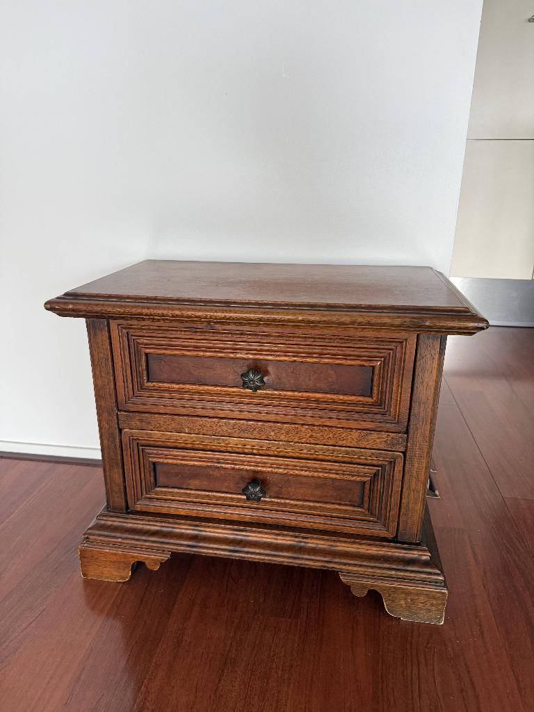 Klassiek houten ladekastje, Ophalen