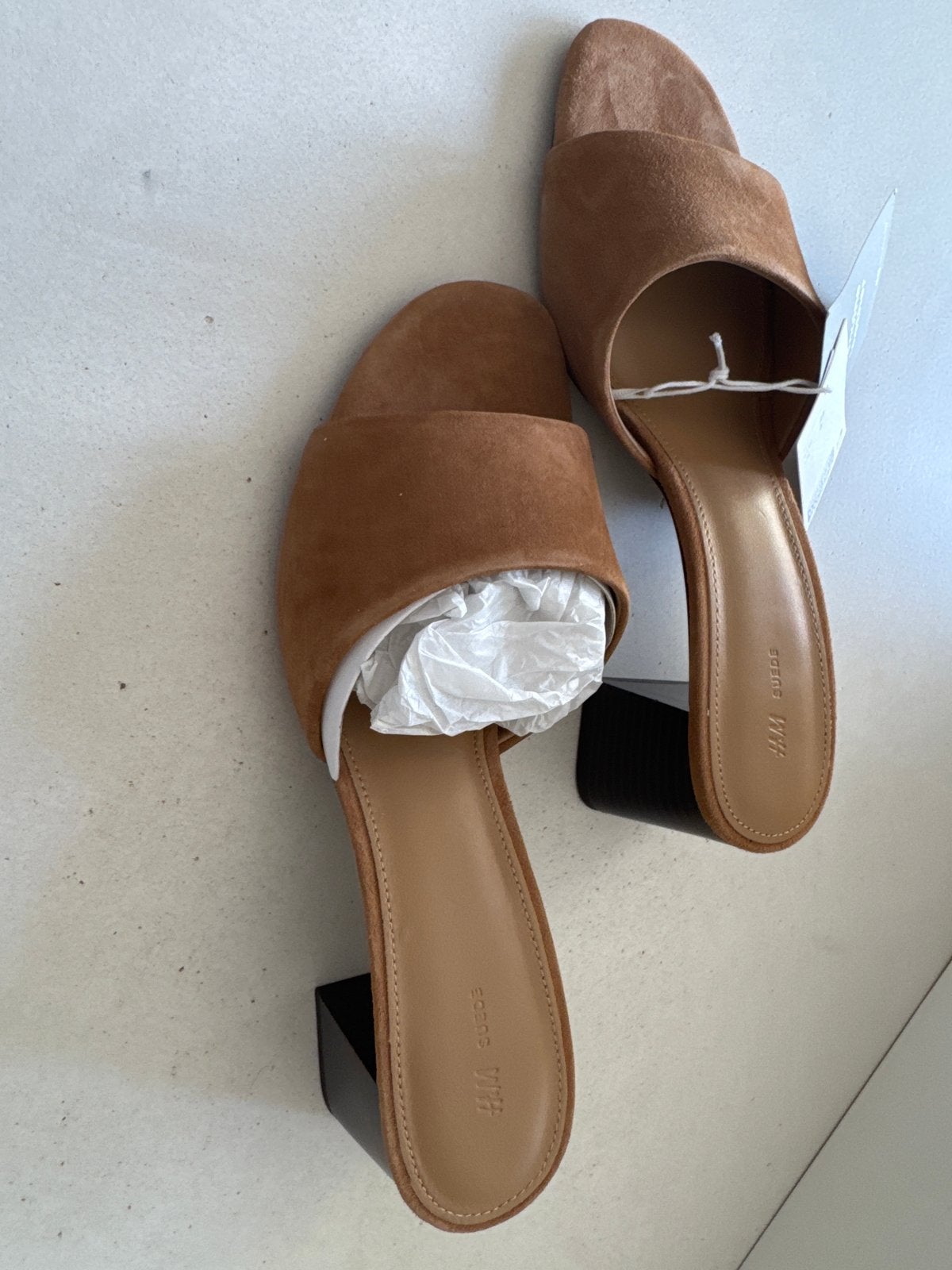 H&M suède muiltjes met blokhak - Nieuw met kaartje, Ophalen of Verzenden, Nieuw, Bruin, Sandalen of Muiltjes