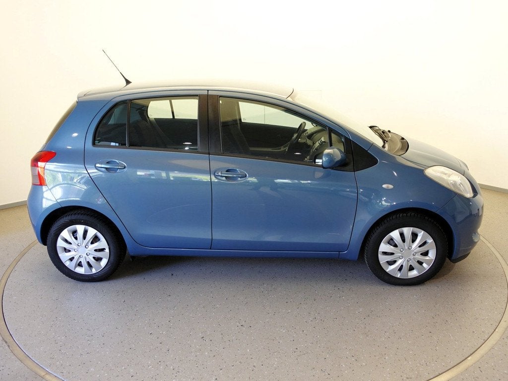Toyota Yaris 1.3-16V VVT-i 87pk "Sol" 5d. 100% Onderhoud!, Auto's, Toyota, 12 maanden, Stof, Zwart, 4 cilinders