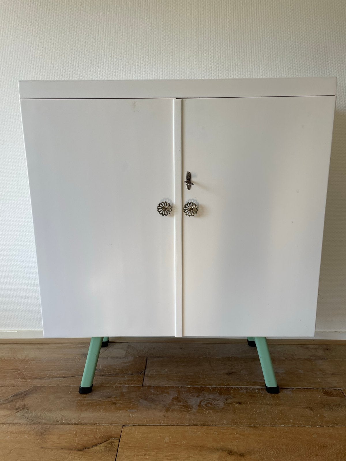 Vintage wit kastje met groene poten, Antiek en Kunst, Ophalen