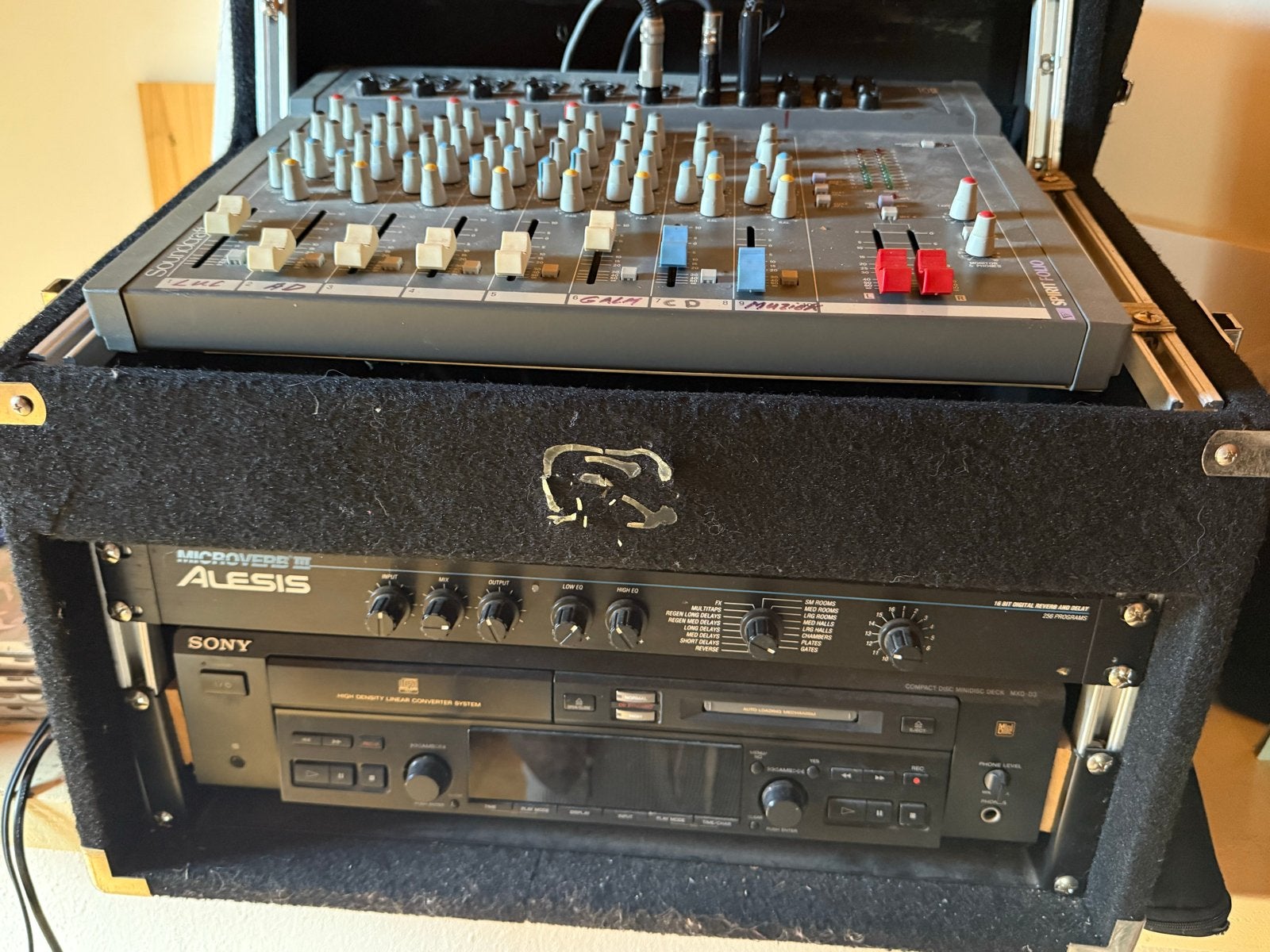 Mengpaneel voor optredens met Alesis en Sony apparatuur, Ophalen, Gebruikt, 10 tot 20 kanalen, Microfooningang