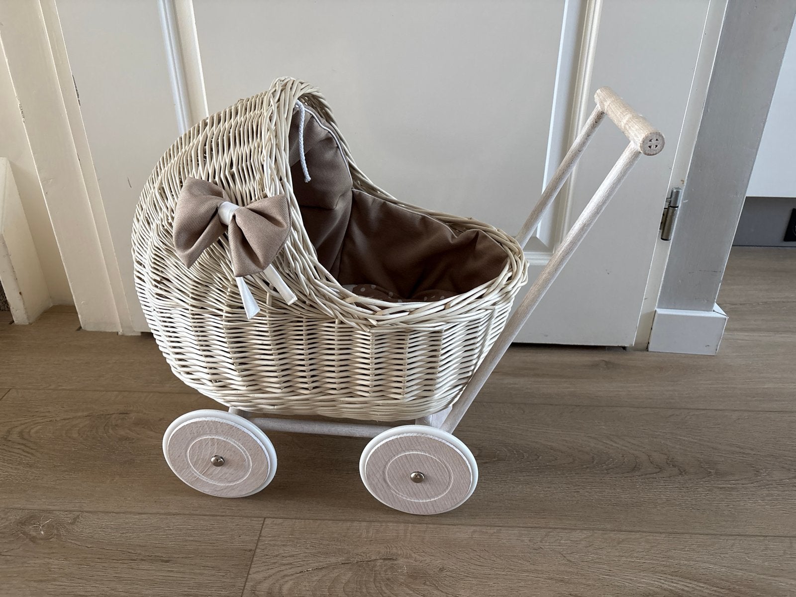 Rotan poppenwagen met strik en beddengoed, Kinderen en Baby's, Speelgoed | Poppen, Ophalen, Zo goed als nieuw, Overige typen