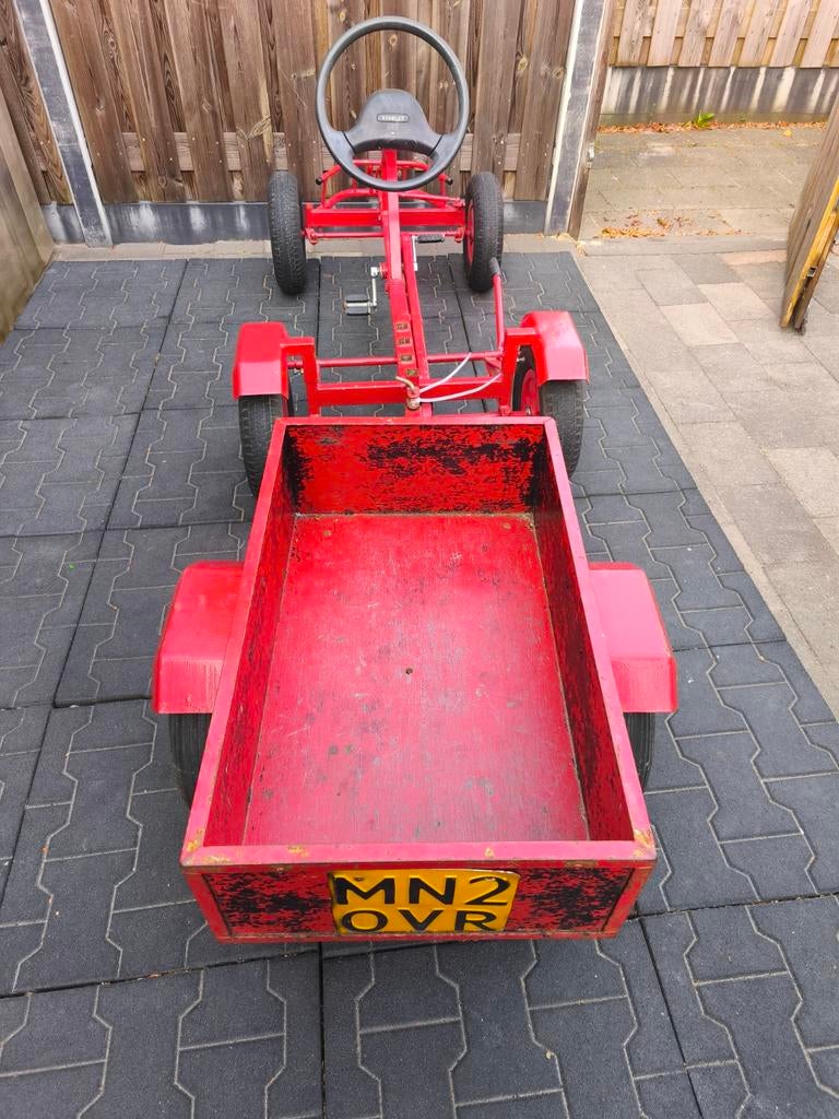 Mooie rode skelter met aanhanger, Ophalen
