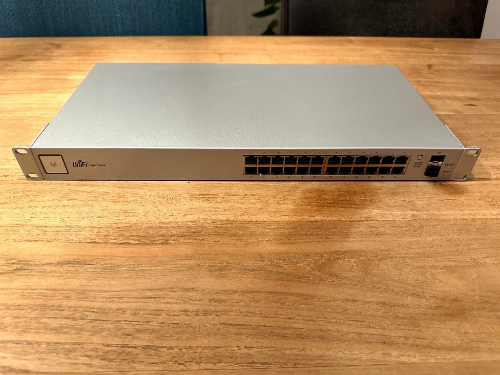 US-24 / Unifi 24 poorts switch met 2x SFP (Ubiquiti), Ophalen of Verzenden, Gebruikt