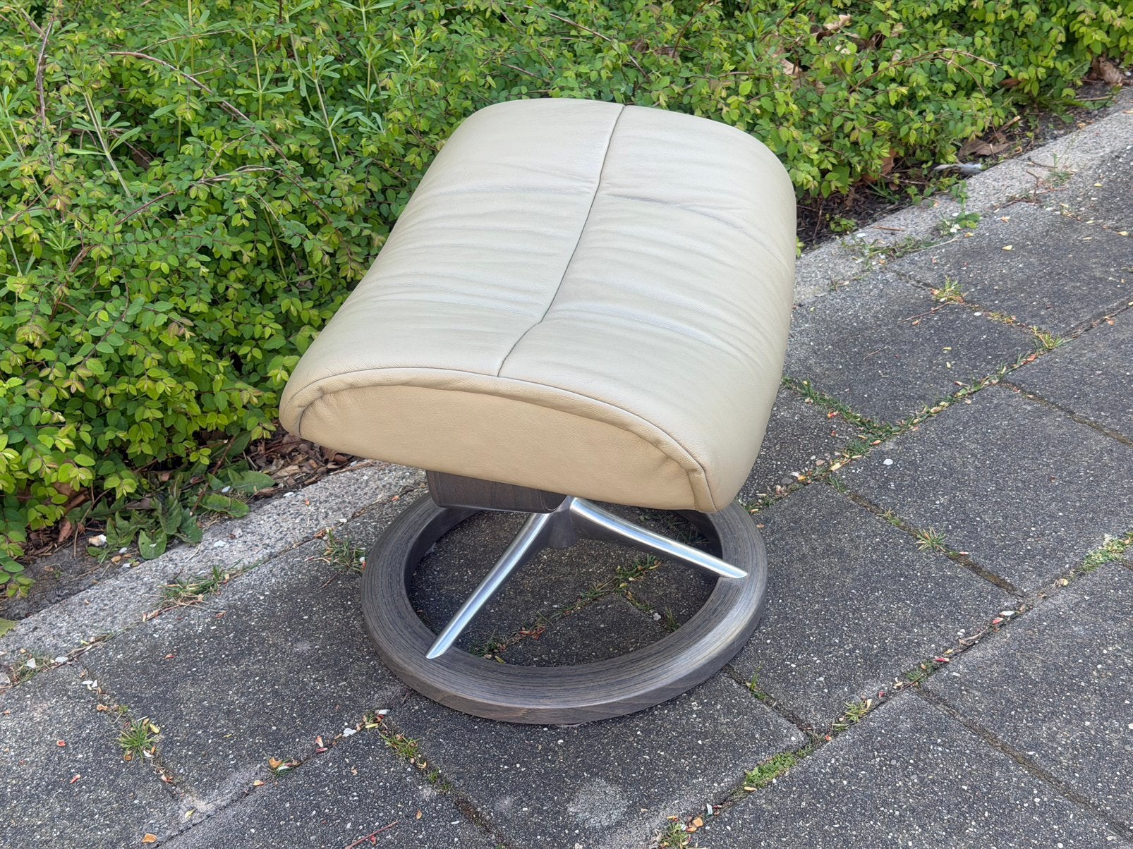 Stressless voetenbank, Ophalen, Zo goed als nieuw, Rechthoekig, 50 tot 75 cm