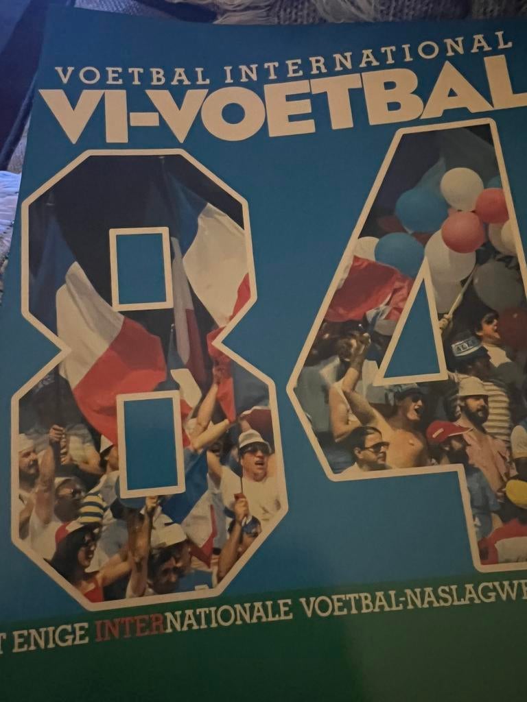 Voetbal International naslagwerk seozoen 84, Verzamelen, Sportartikelen en Voetbal, Ophalen of Verzenden, Zo goed als nieuw, Overige binnenlandse clubs