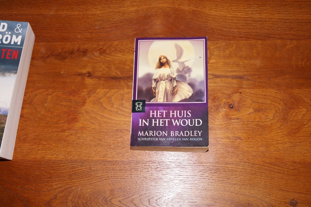 Het huis in het woud van Marion Bradley, Ophalen of Verzenden, Gelezen