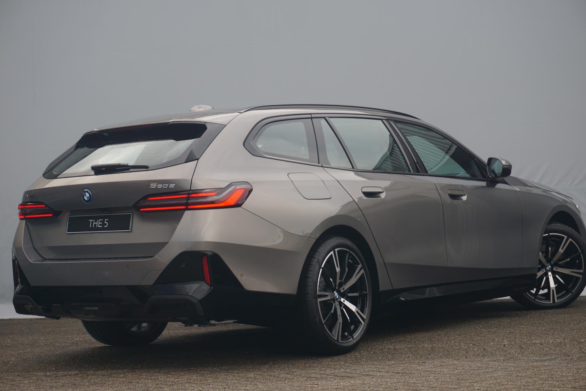 BMW 5 serie Touring 550e xDrive M Sportpakket Pro | Panorama, Auto's, Automaat, Stof, 135 min, Plug-in hybride