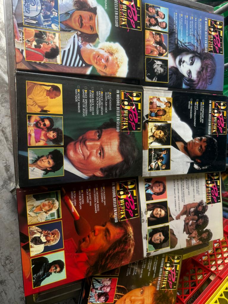 Diverse boeken 25 jaar pop muziek een aantal dubbel, Ophalen