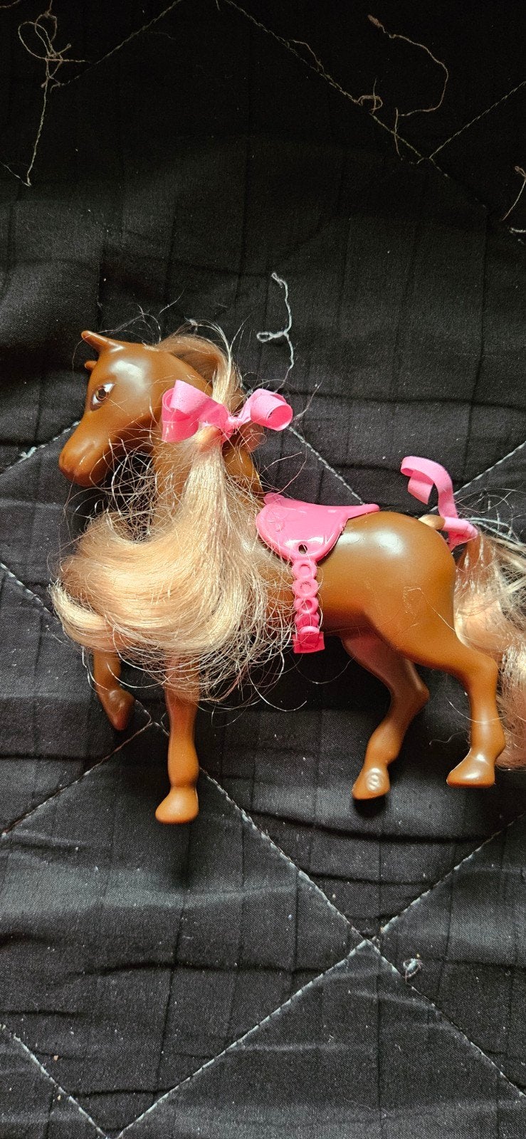 Bruin speelgoedpaard met roze zadel en strikjes, Ophalen of Verzenden, Gebruikt