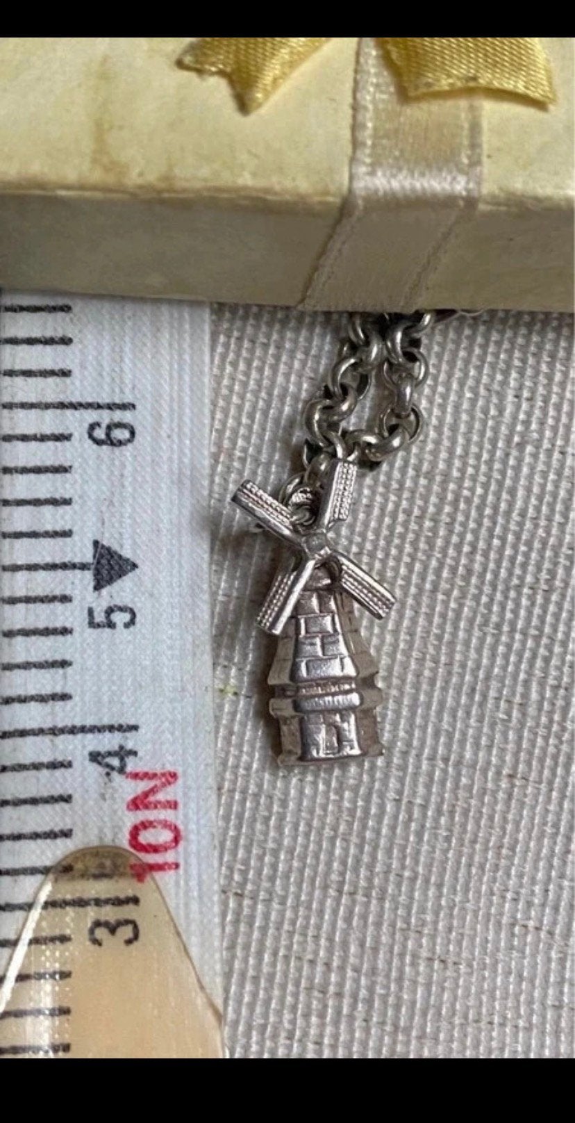 Zilveren bedel hanger Hollandse molen met draaiende wieken, Ophalen of Verzenden, Zo goed als nieuw, Zilver, Overige merken
