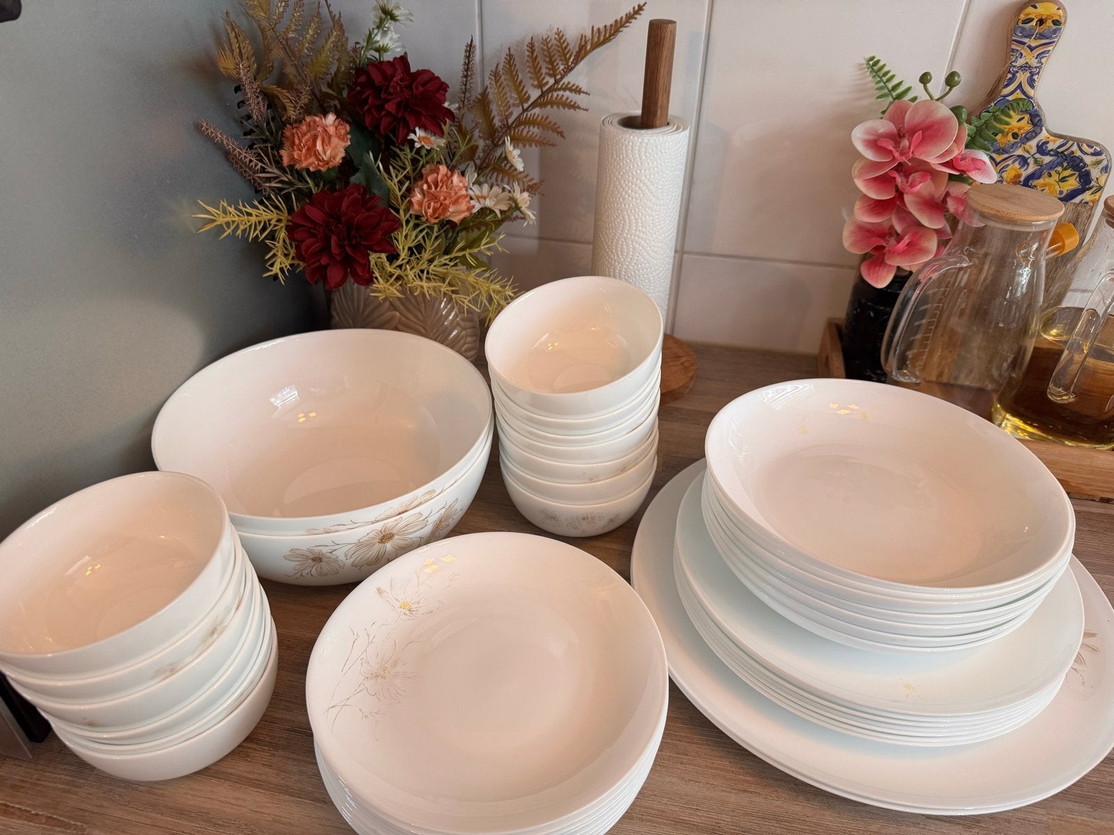 Wit servies met bloemmotief - Borden en kommen, Ophalen, Gebruikt, Overige merken, Keramiek