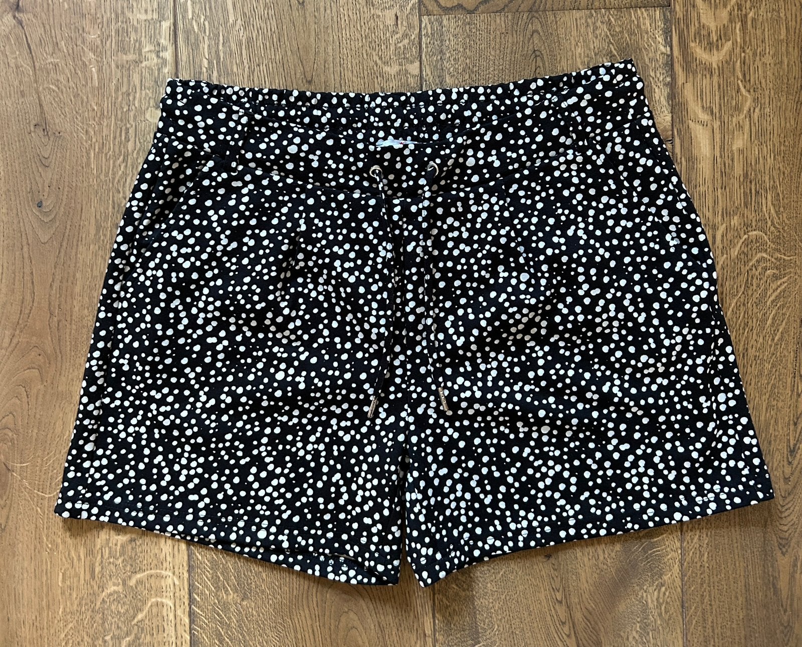 True Spirit zwart gestippelde short maat L, Kleding | Dames, Ophalen of Verzenden, Zo goed als nieuw, Zwart, Kort