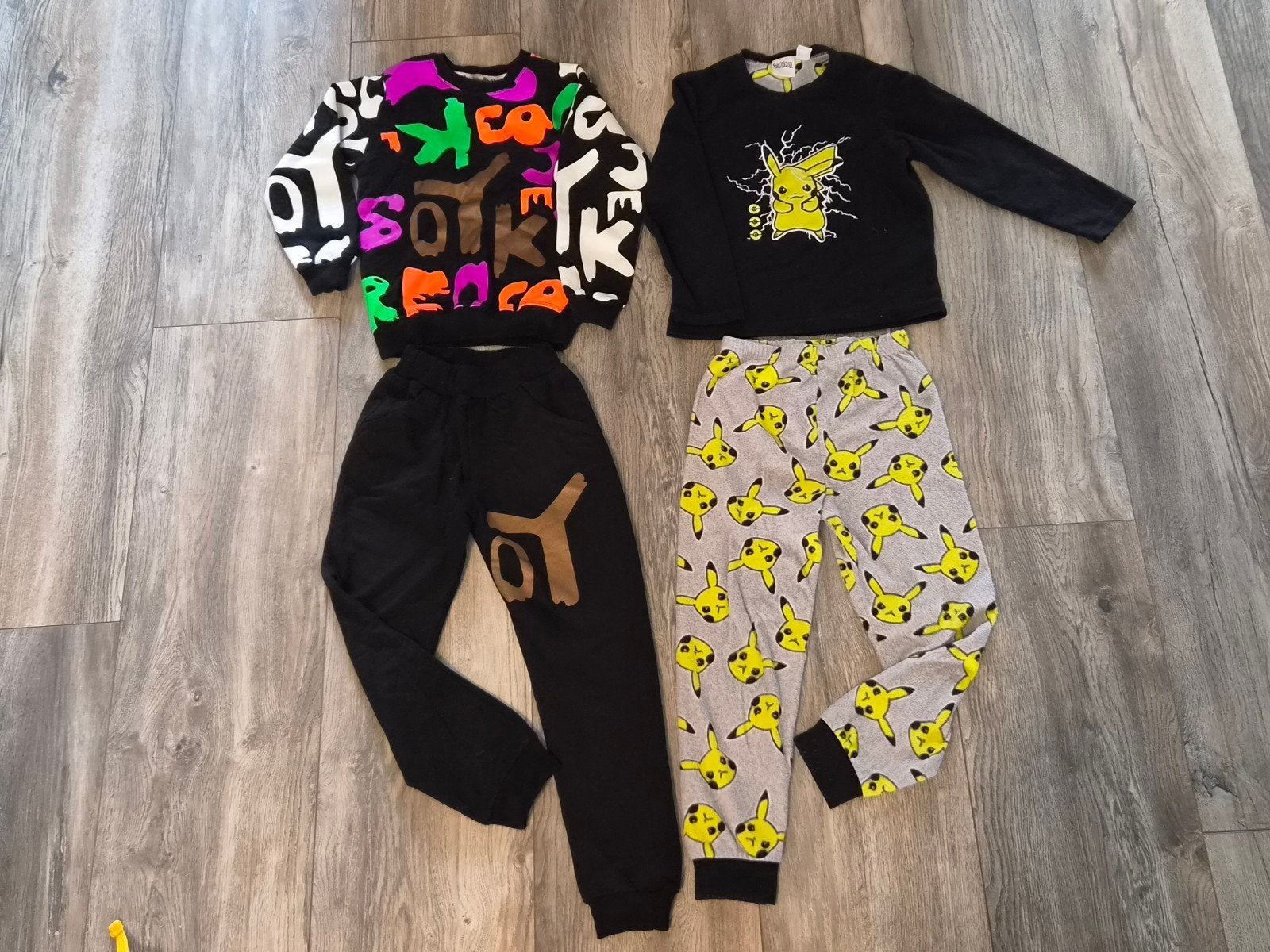 twee leuke setjes., Kinderen en Baby's, Kinderkleding | Maat 122, Gebruikt, Ophalen of Verzenden, Setje, Pokemon, Primark