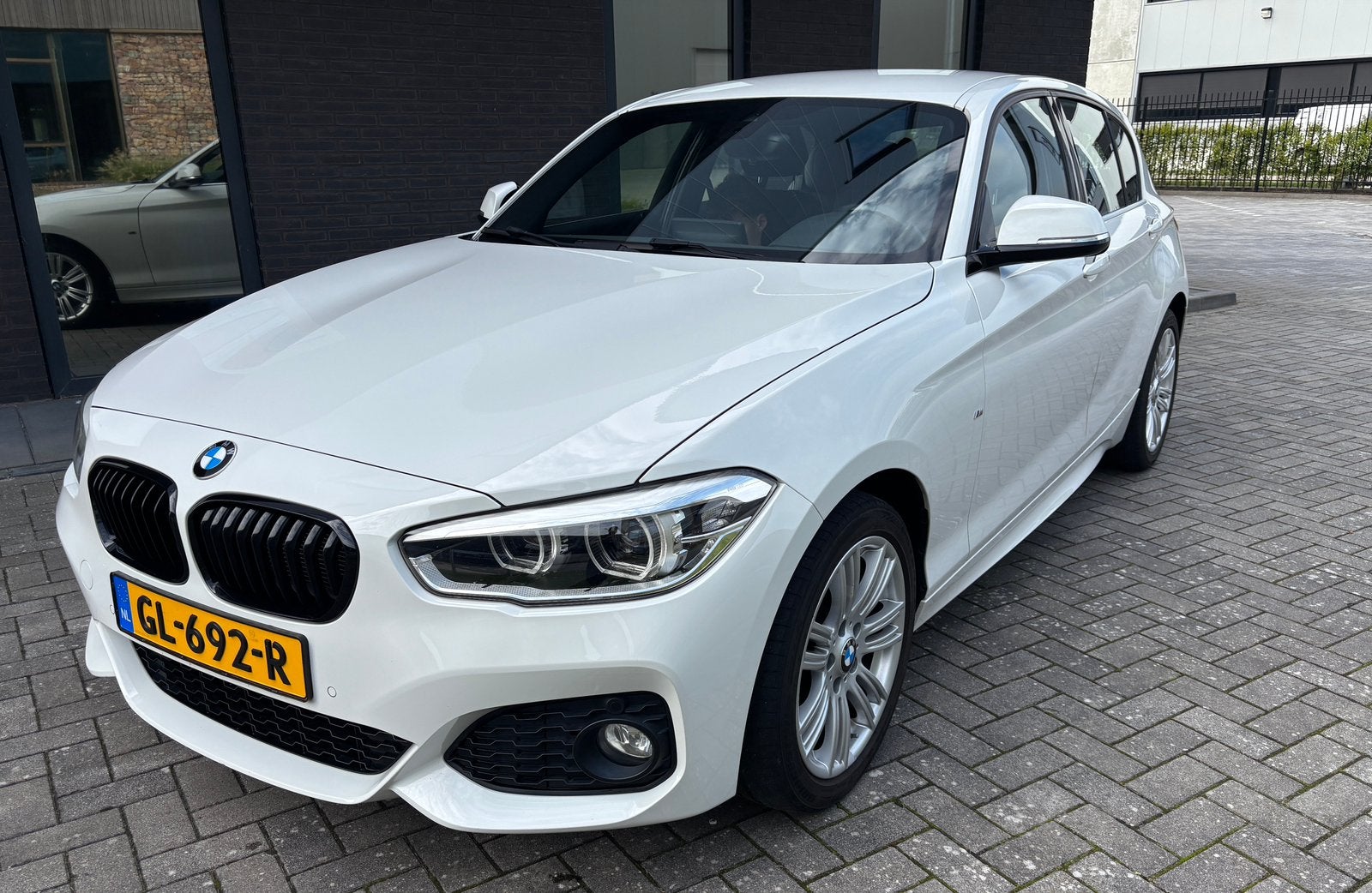 BMW 1Serie 118I 5DR AUT M Sport | NL Auto | Mosconi Audio, Auto's, Achterwielaandrijving, Alcantara, Wit, Origineel Nederlands