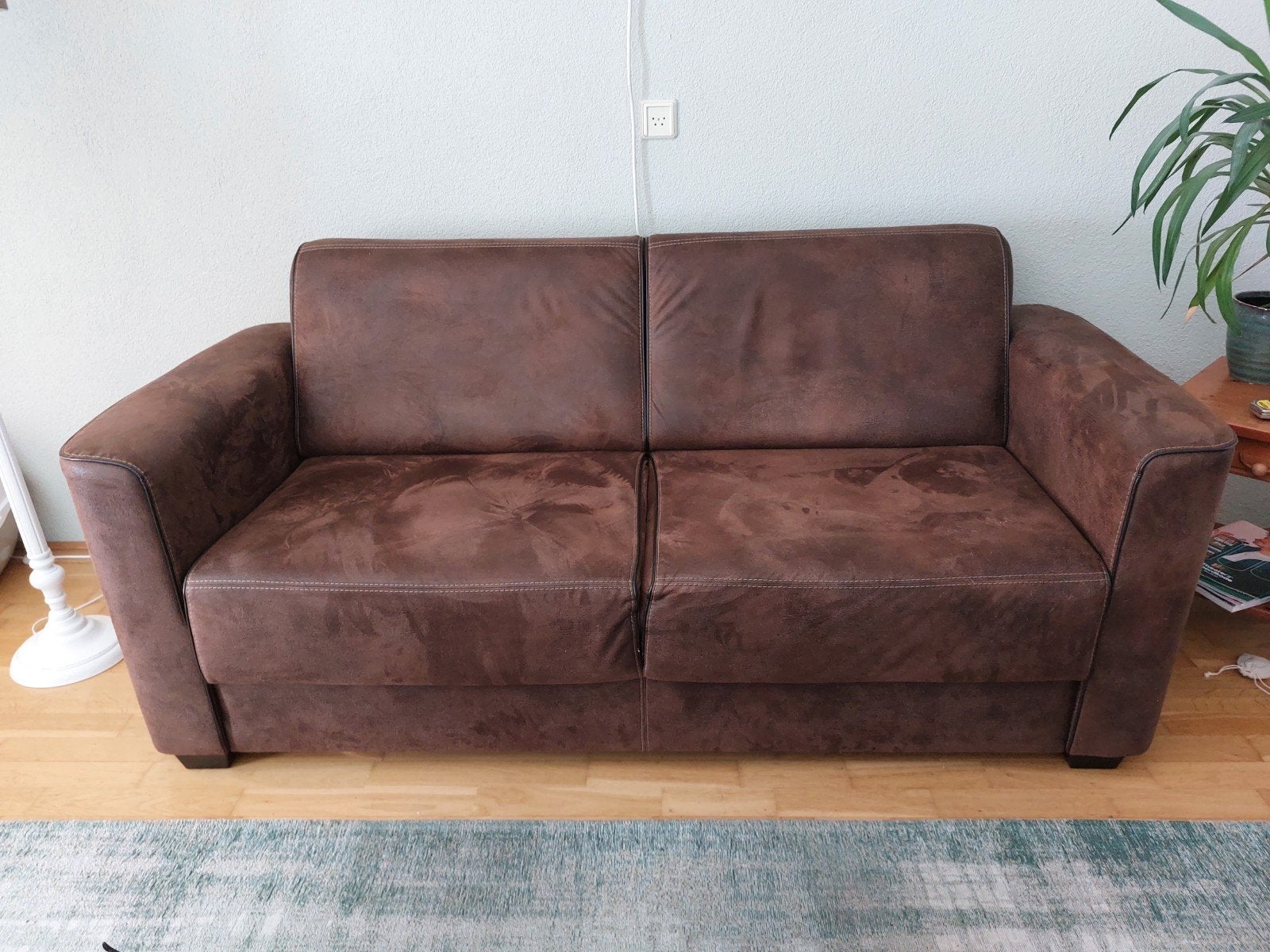 Ruime 2-zitsbank in bruin suède-look, Ophalen, Modern, Comfortabel, Gebruikt, 150 tot 200 cm