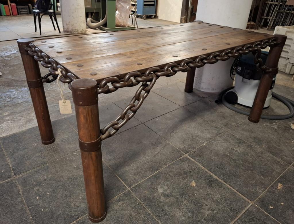 Beslagen tafel van Ankerketting en oud grenen., Ophalen