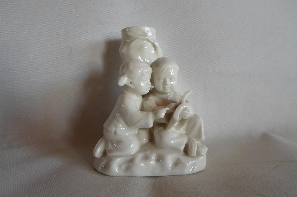 Blanc De Chine Beeld Vaas Jongen Meisje Boek, Antiek en Kunst, Ophalen of Verzenden