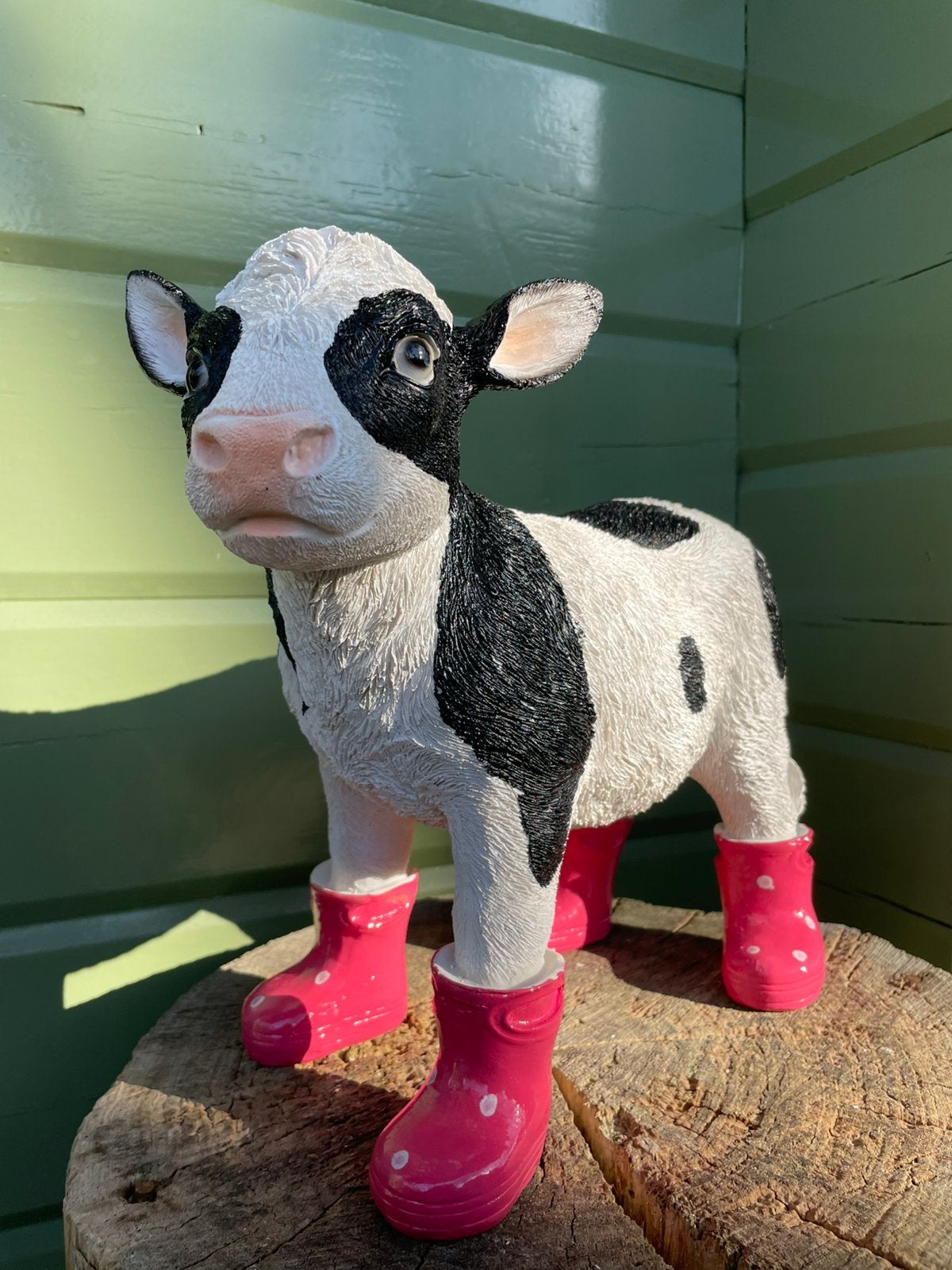 Kalf koe roze regenlaarsjes beeld tuin boerderij boer stal, Tuin en Terras, Tuinbeelden, Ophalen of Verzenden, Nieuw, Kunststof