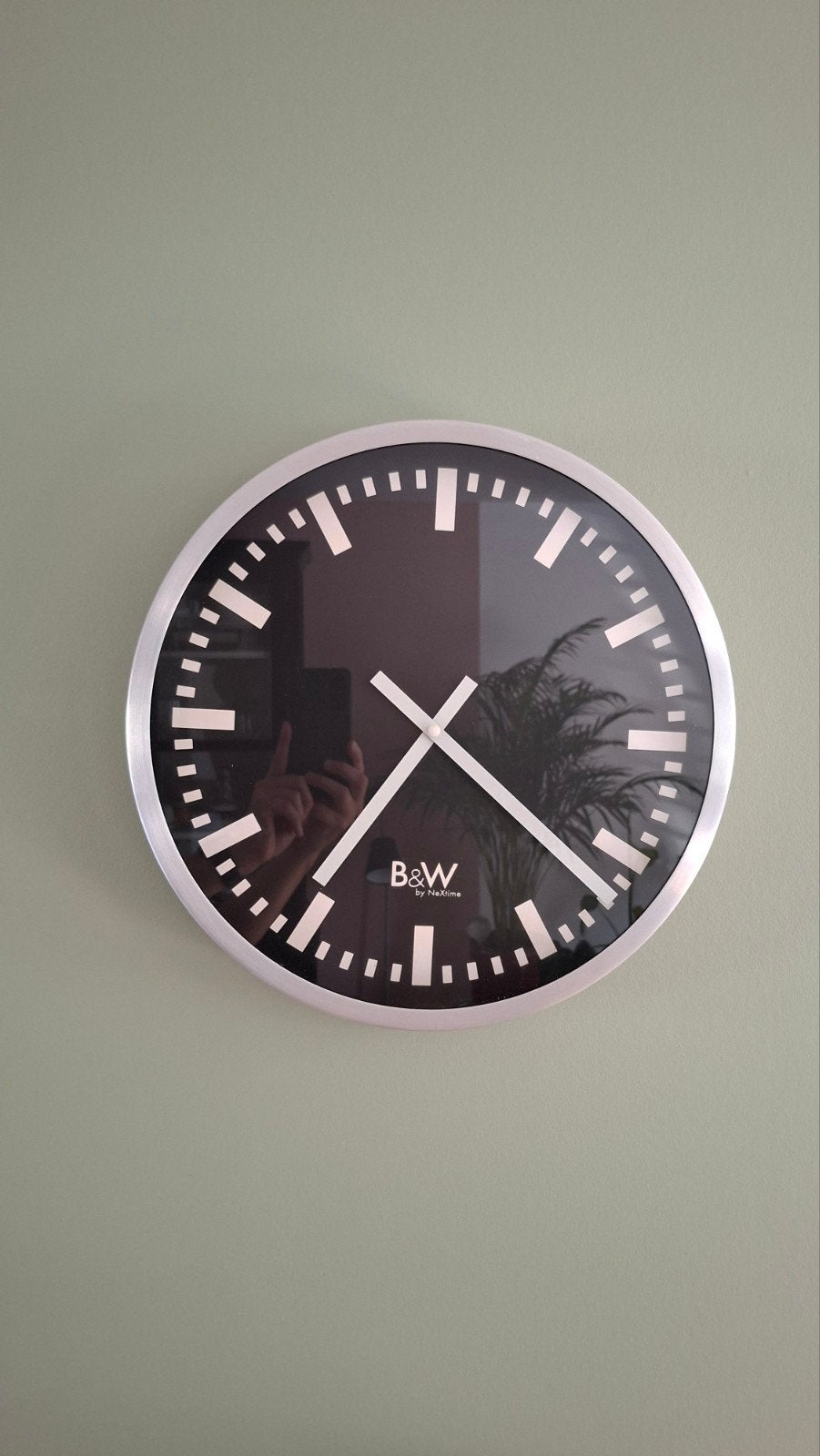B&W by NeXtime Wandklok - Modern en Stijlvol, Wandklok, Analoog, Ophalen of Verzenden, Zo goed als nieuw