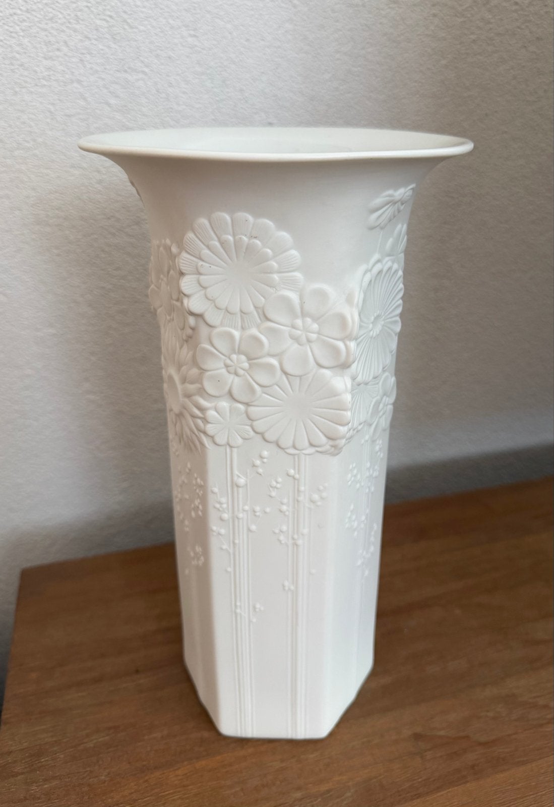 Witte AK Kaiser Vaas met Bloemenreliëf - 28 cm, Verzenden