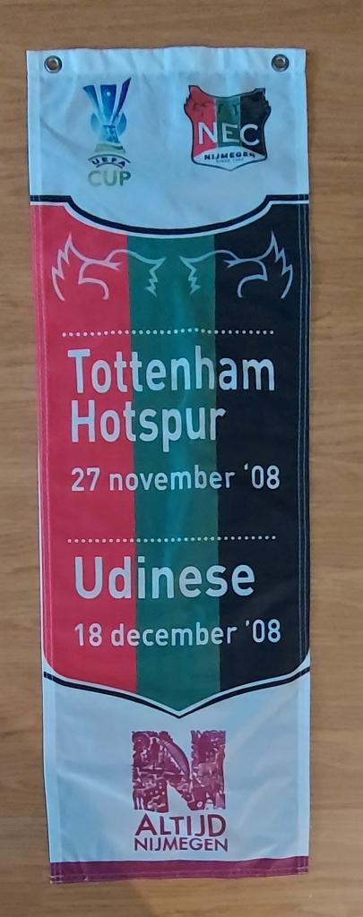 UEFA Cup 2008-2009 NEC Nijmegen grote vaan/wimpel, Verzenden, Zo goed als nieuw, Overige binnenlandse clubs, Vaantje of Sjaal