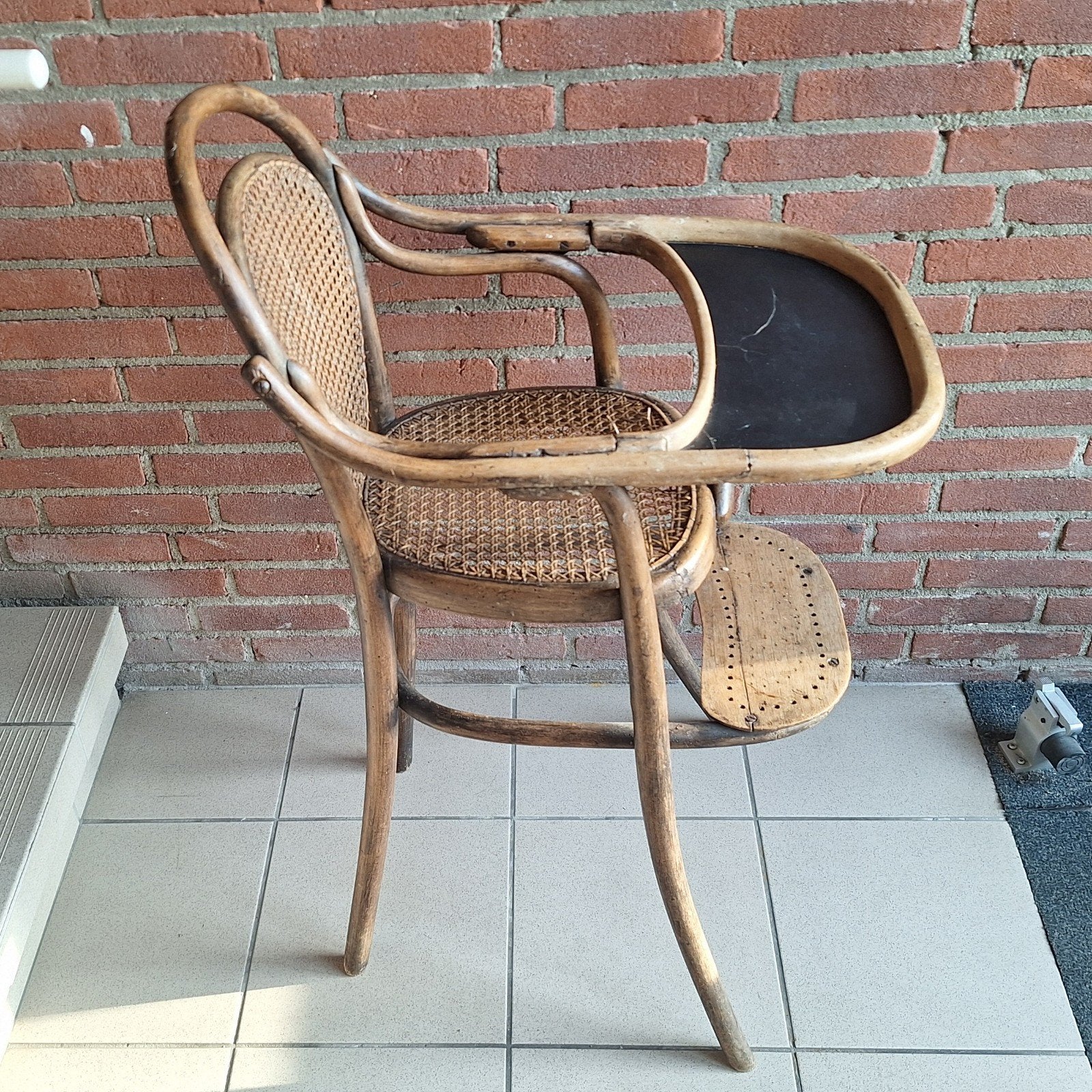 Antieke Thonet kinderstoel / meegroeistoel, Kinderen en Baby's, Kinderstoelen, Ophalen, Gebruikt, Meegroeistoel, Afneembaar eetblad