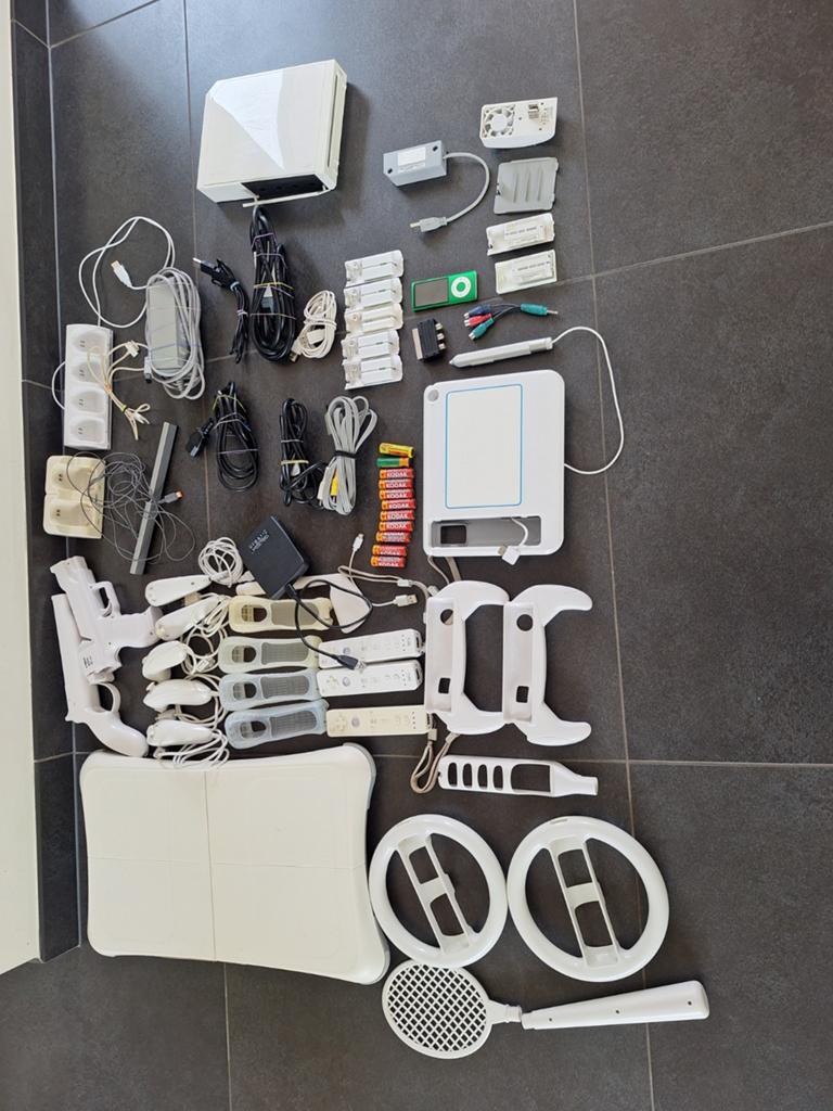 Grote Wii bundel met veel accessoires en games, Ophalen, Gebruikt, Met 3 controllers of meer, Met stuurtje