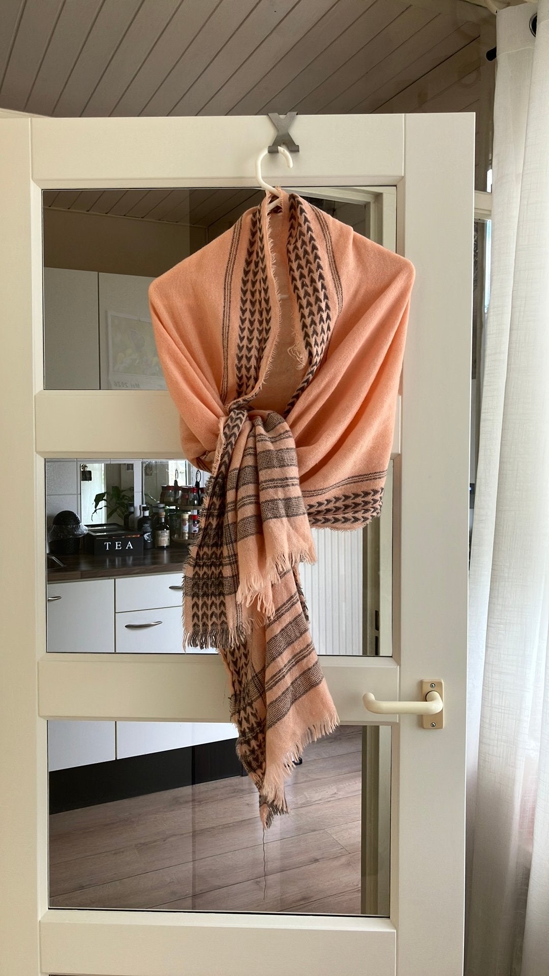 Ruime zachte abrikoos kleur sjawl, Kleding | Dames, Ophalen of Verzenden, Zo goed als nieuw, Sjaal