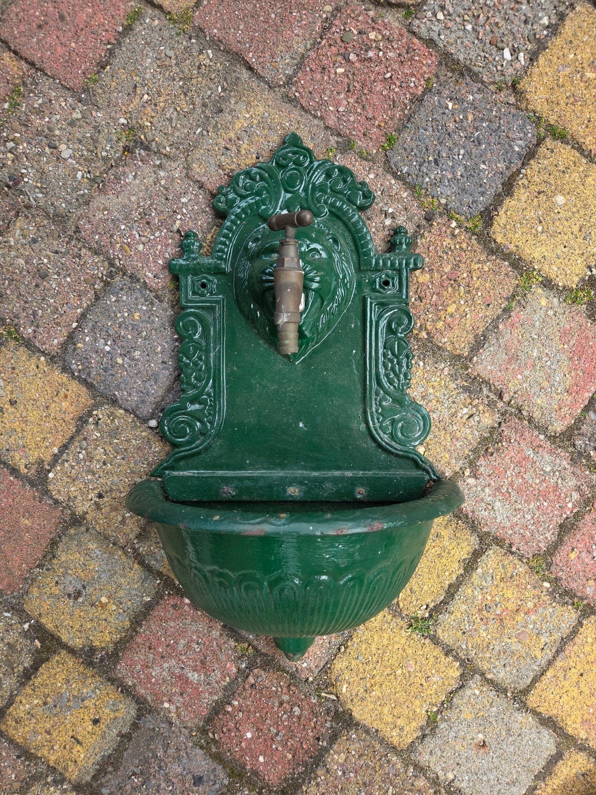 Decoratieve gietijzeren wandfontein met leeuwenkop, Ophalen, Gebruikt
